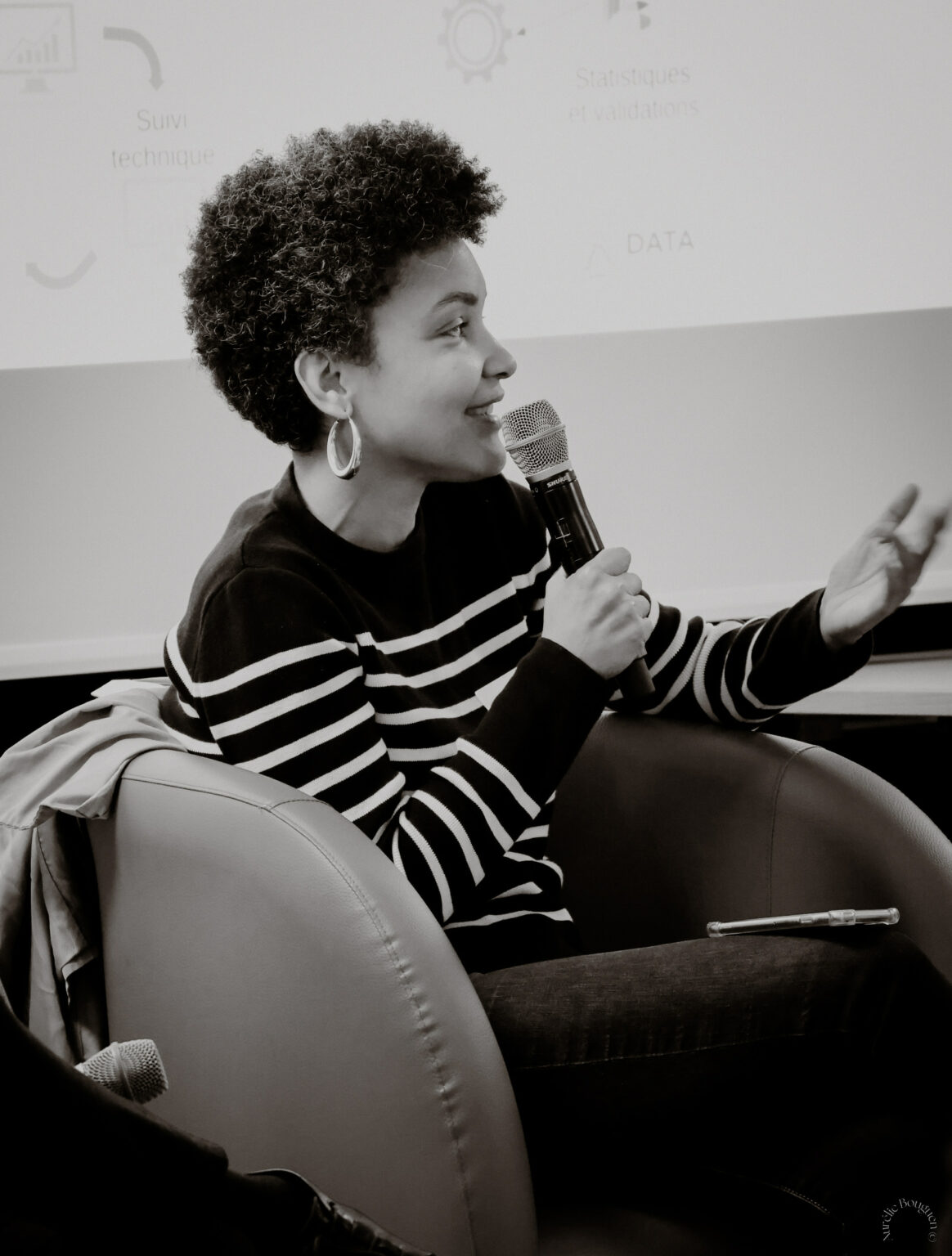 Caroline Jean-Pierre intervenant à une conférence sur l'IA.