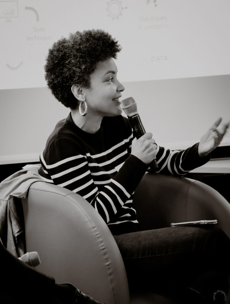 Caroline Jean-Pierre intervenant à une conférence sur l'IA.