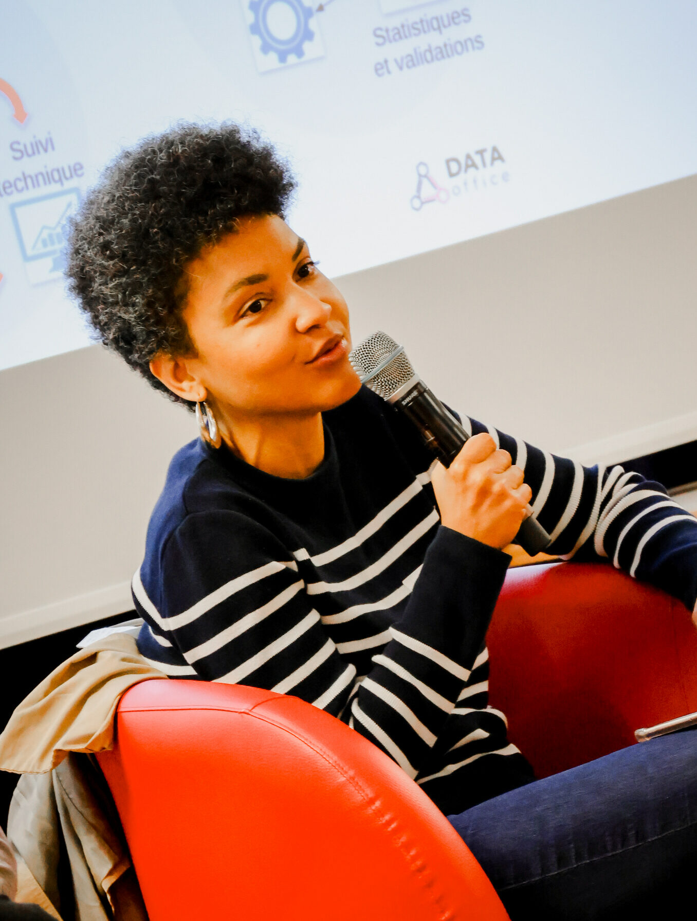 Caroline Jean-Pierre prenant la parole à une conférence sur l'IA responsable.